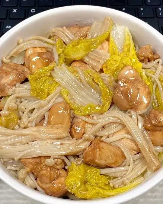 鸡肉娃娃菜金針菇的做法