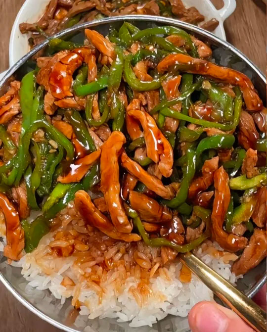 青椒肉丝盖饭的做法