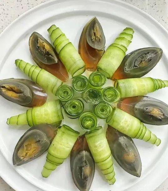 凉拌黄瓜皮蛋的做法