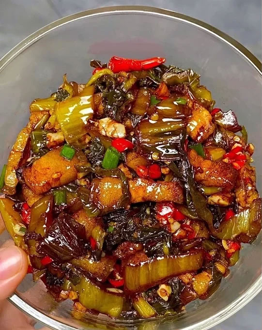 酸菜炒三层肉的做法