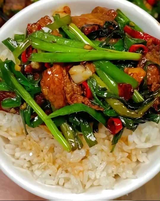 香辣韭菜炒肉的做法