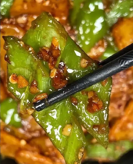 青椒炒士豆片的做法