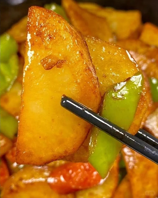火腿炒青椒土豆片的做法