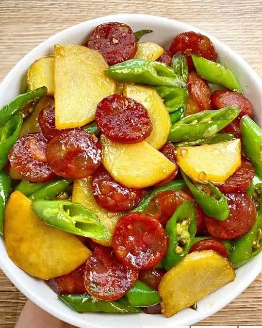 土豆炒腊肠的做法
