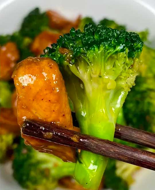 西兰花炒鸡胸肉的做法