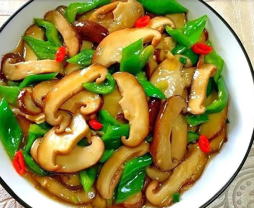 香菇炒青椒的做法