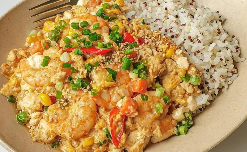 豆腐虾仁抱蛋盖饭的做法