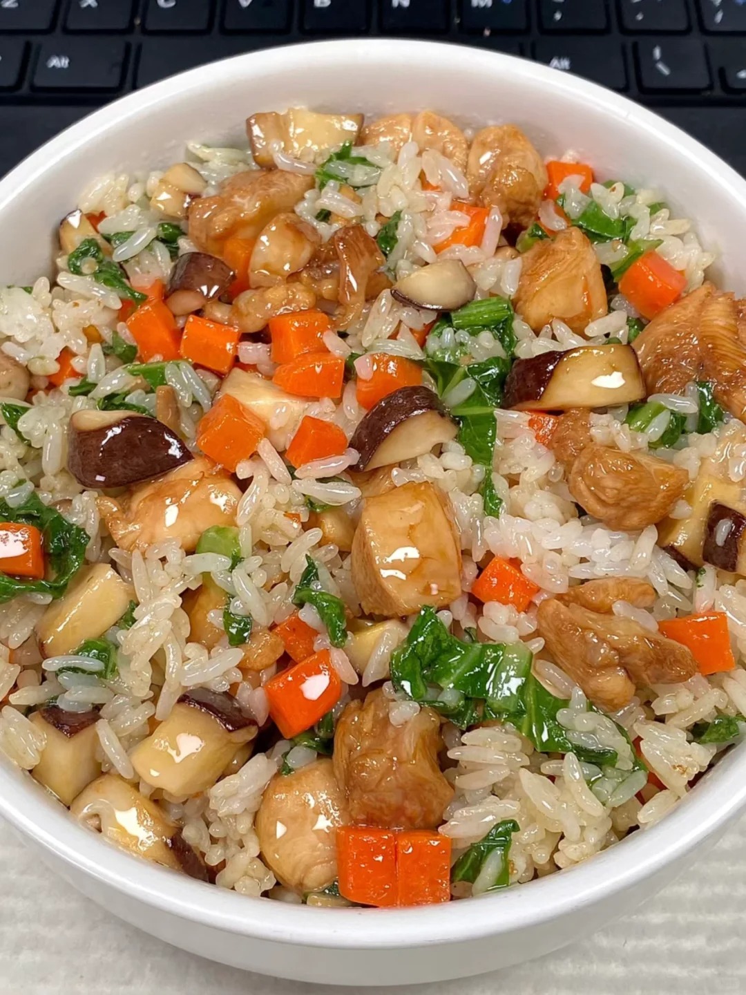 胡萝卜香菇丁炒鸡腿拌饭的做法