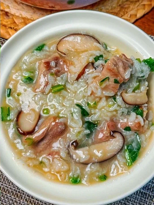 香菇排骨砂锅粥的做法