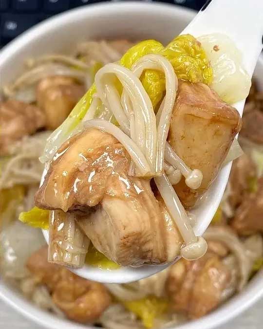 鸡肉娃娃菜金針菇的做法