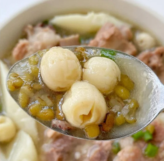 绿豆莲子排骨汤的做法
