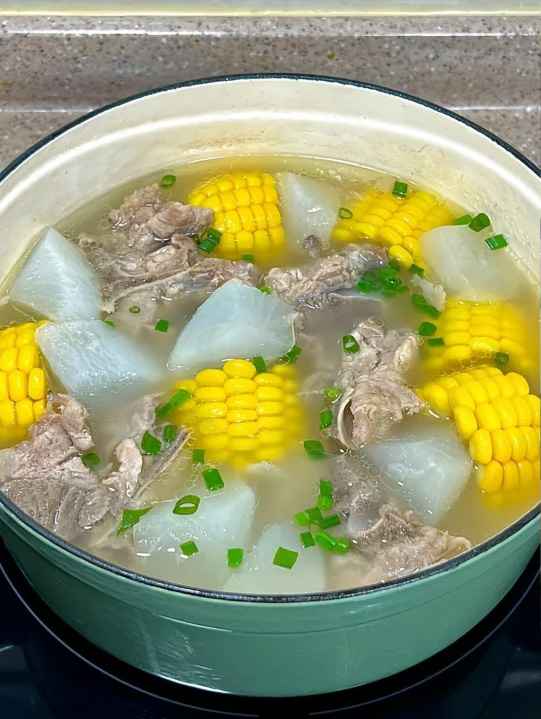 白萝卜玉米排骨汤的做法