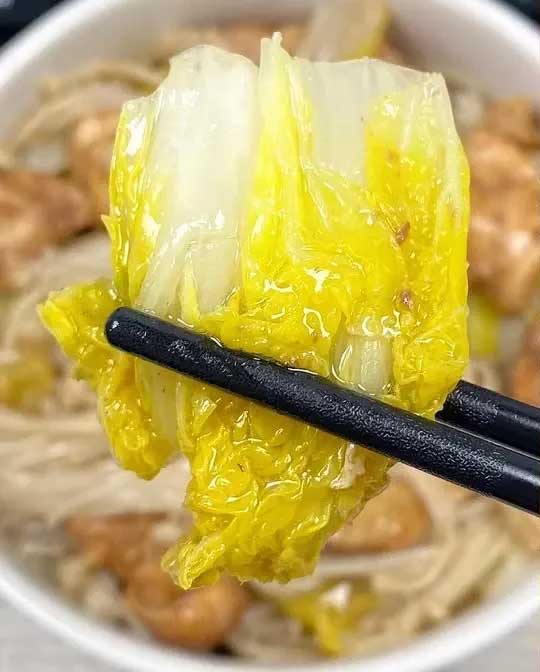 鸡肉娃娃菜金針菇的做法