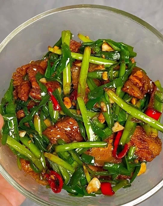 韭菜炒五花肉的做法