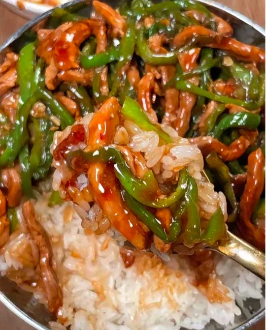 青椒肉丝盖饭的做法