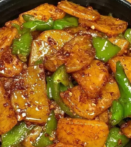 青椒炒士豆片的做法