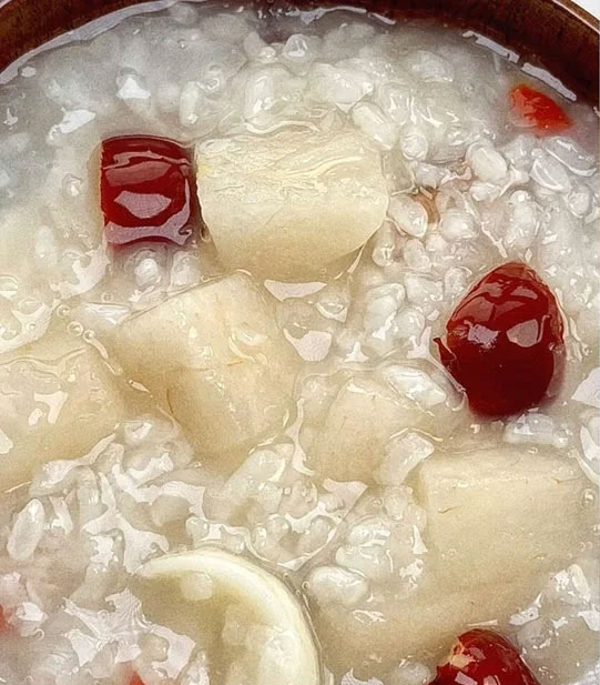 雪梨银耳红枣粥的做法