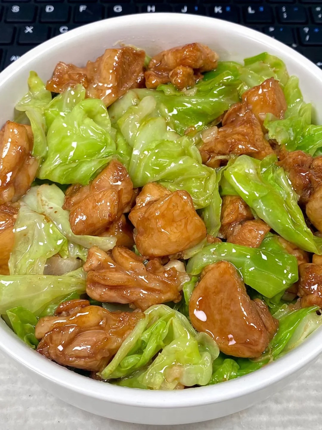 包菜炒鸡腿的做法