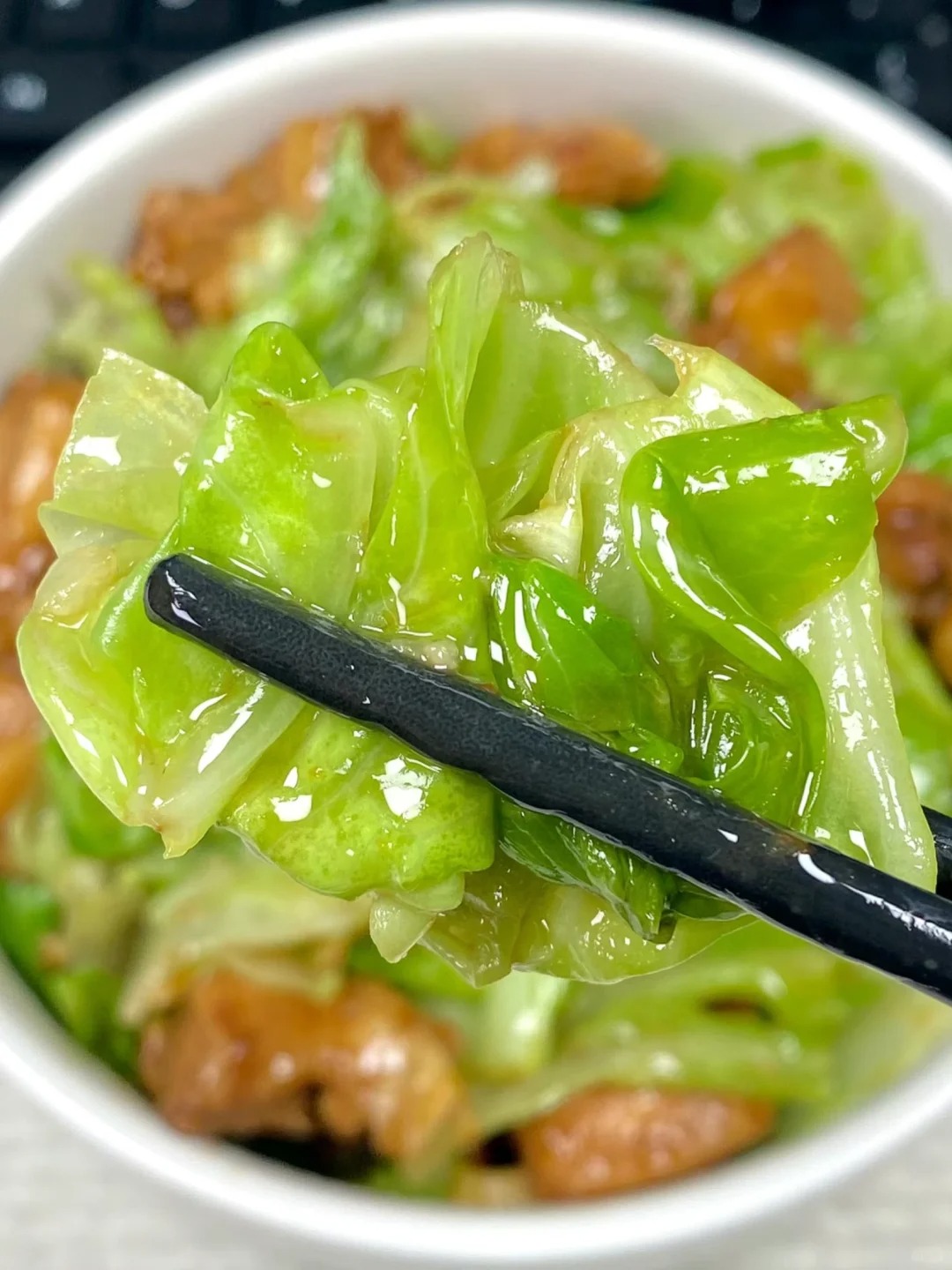 包菜炒鸡腿的做法