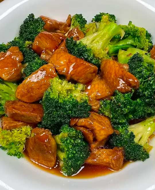 西兰花炒鸡胸肉的做法