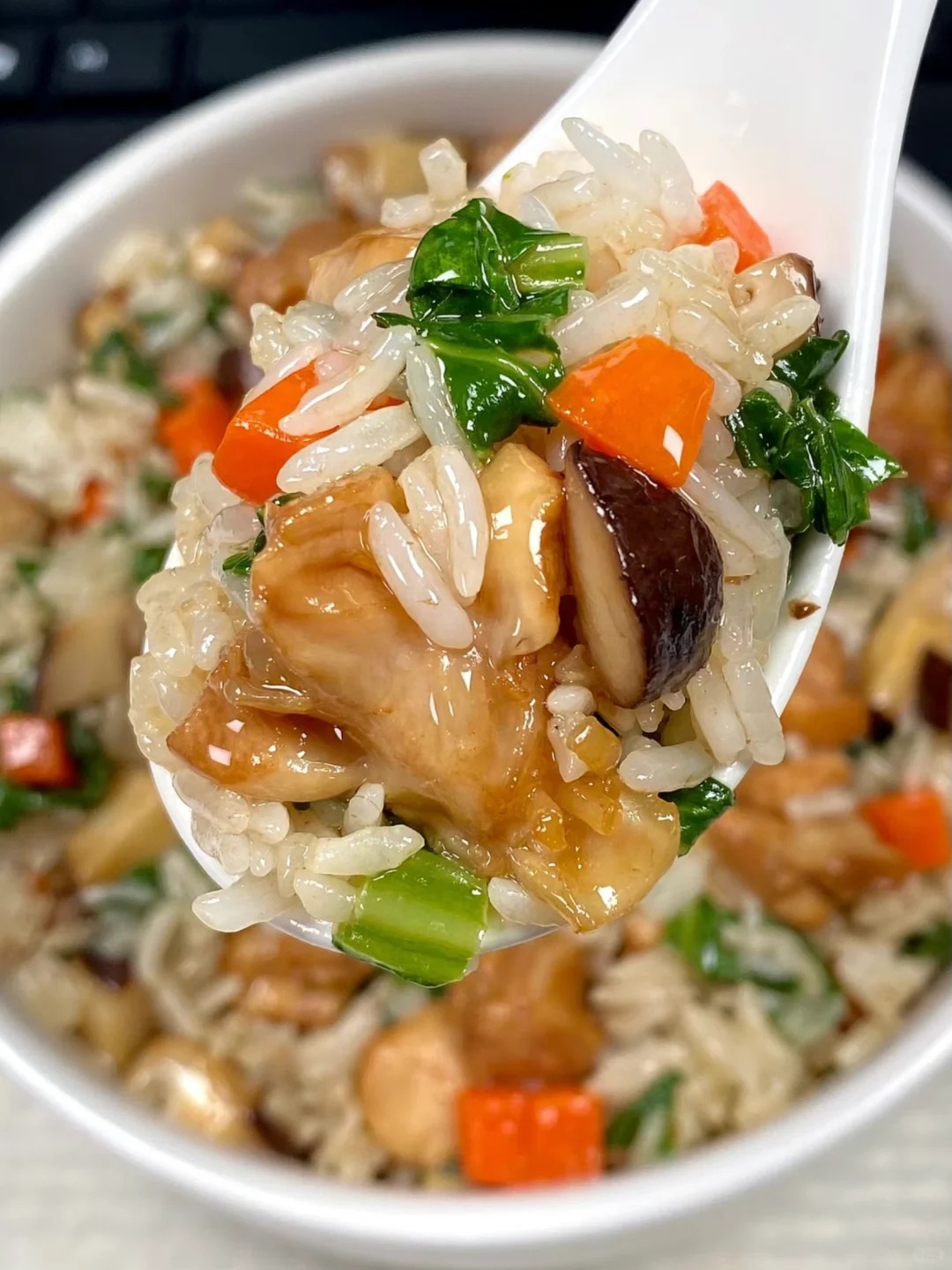 胡萝卜香菇丁炒鸡腿拌饭的做法