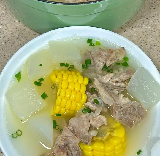 白萝卜玉米排骨汤的做法