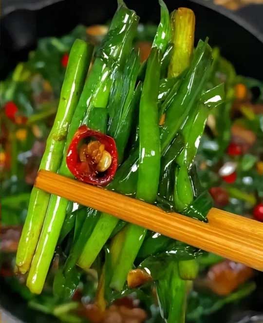 香辣韭菜炒肉的做法