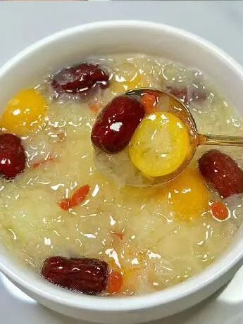 雪梨金桔银耳汤的做法