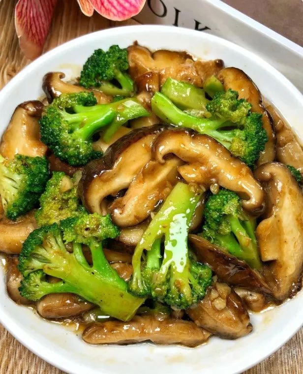 西兰花炒香菇的家常做法
