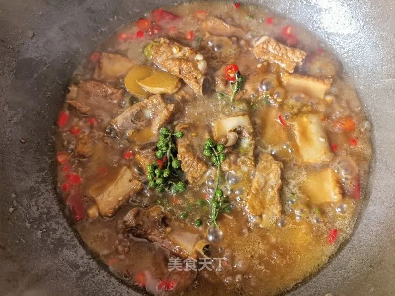 麻辣咸香的双椒排骨做法，特别下饭哦