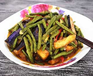 茄子炒豆角的做法，闻着香吃着美味，非常下饭。