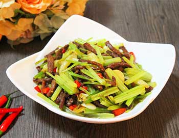 小炒牛肉的做法，荤素搭配，营养又好吃