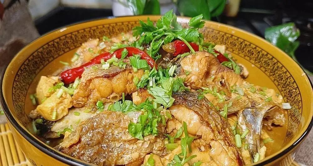 家常炖鱼这样做简单又好吃，肉质鲜香入味不腥不柴，特别美味