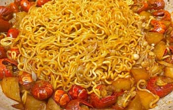 小龙虾焖面的做法