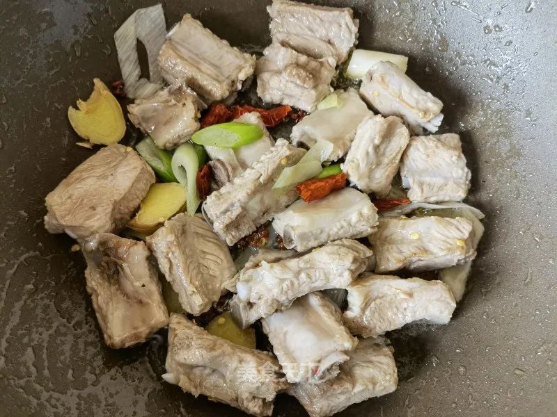 麻辣咸香的双椒排骨做法，特别下饭哦