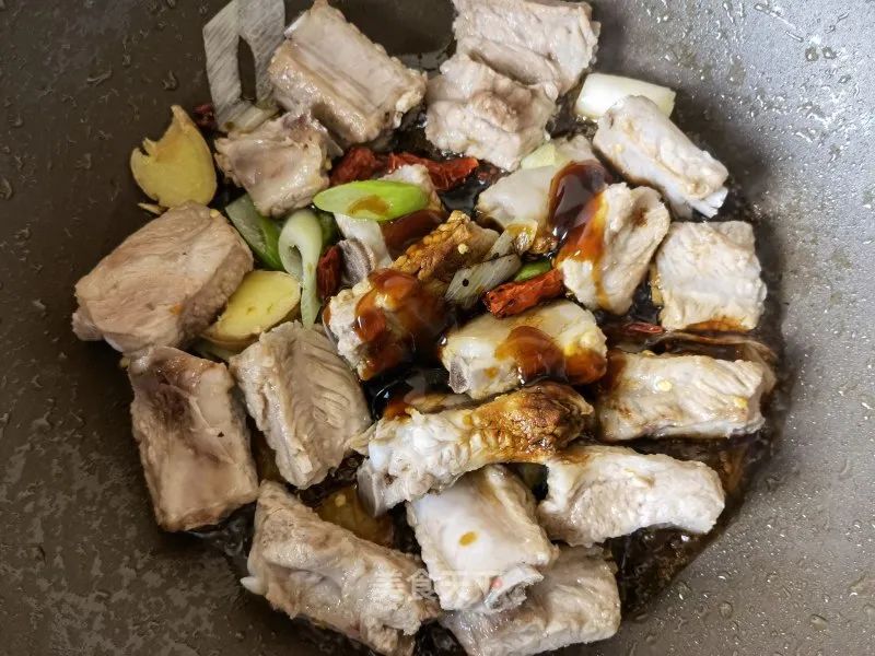 麻辣咸香的双椒排骨做法，特别下饭哦