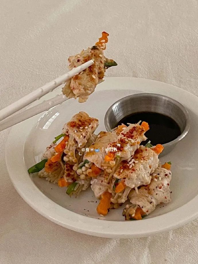 鸡胸肉卷金针菇的做法！天花板吃法，0失败0难度，减脂期也可以吃的美味～
