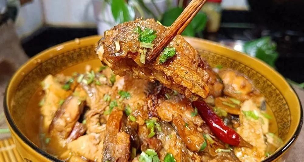 家常炖鱼这样做简单又好吃，肉质鲜香入味不腥不柴，特别美味