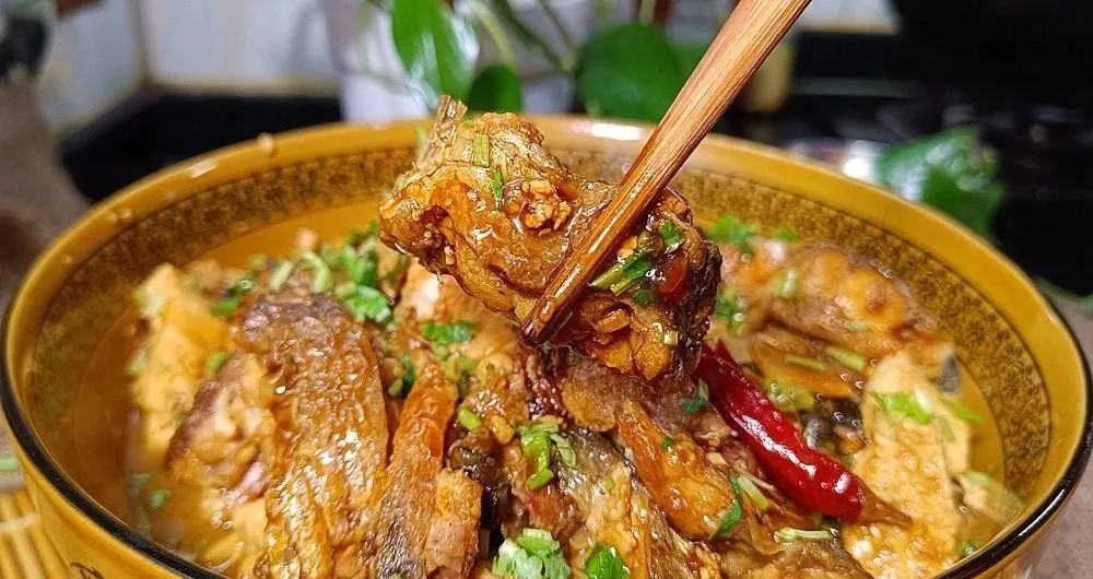 家常炖鱼这样做简单又好吃，肉质鲜香入味不腥不柴，特别美味
