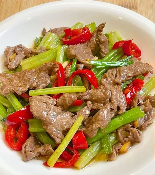 香辣芹菜炒牛肉的做法