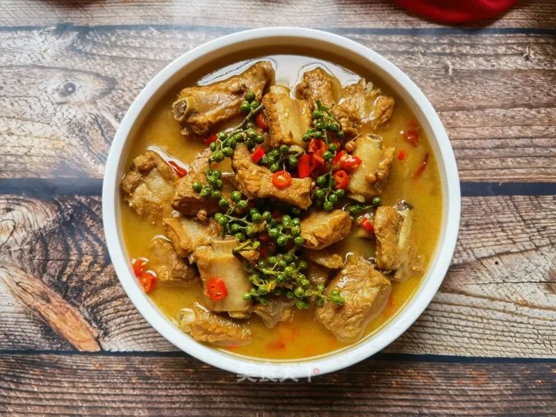 麻辣咸香的双椒排骨做法，特别下饭哦