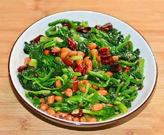 果仁菠菜的做法，简单易做，爽口解腻，可以在家试试哦~