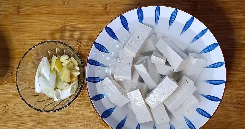 家常炖鱼这样做简单又好吃，肉质鲜香入味不腥不柴，特别美味