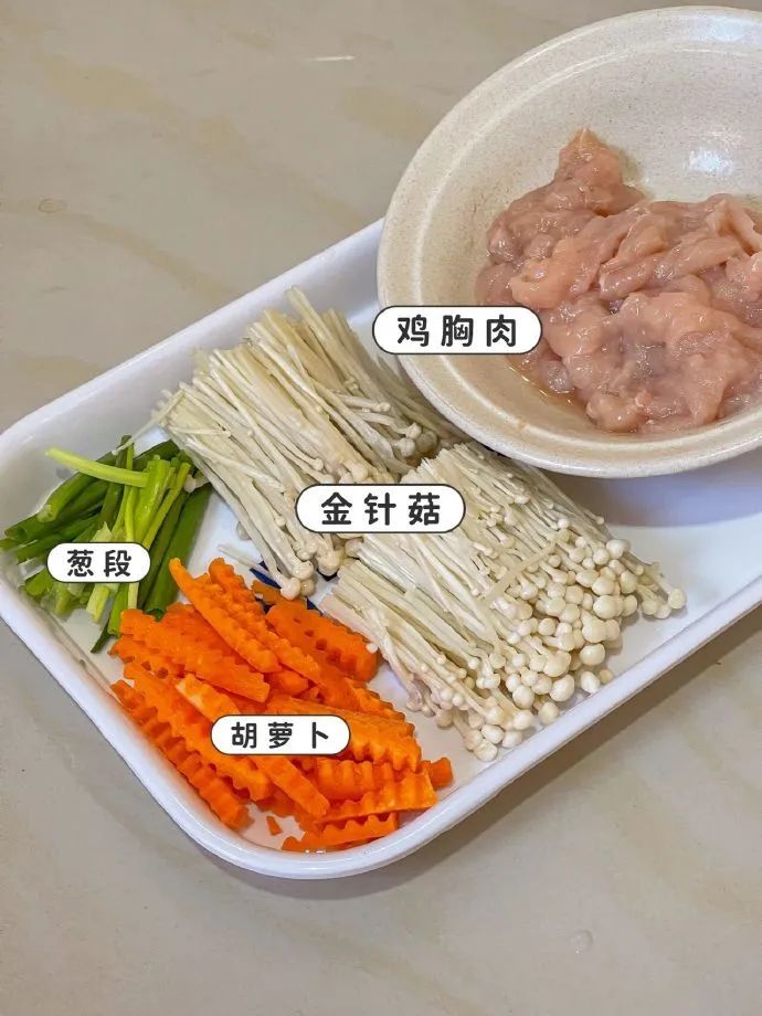 鸡胸肉卷金针菇的做法！天花板吃法，0失败0难度，减脂期也可以吃的美味～