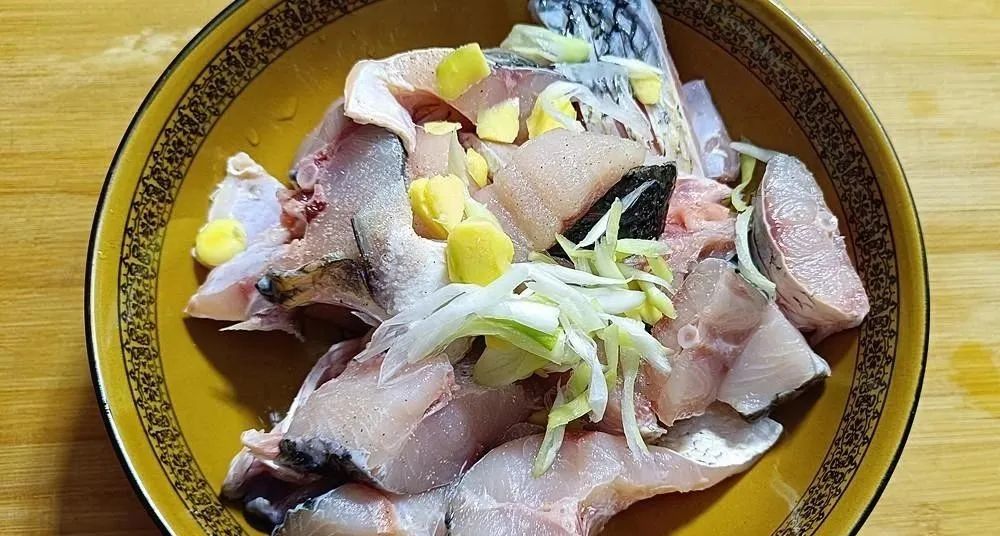 家常炖鱼这样做简单又好吃，肉质鲜香入味不腥不柴，特别美味