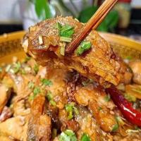 家常炖鱼这样做简单又好吃，肉质鲜香入味不腥不柴，特别美味