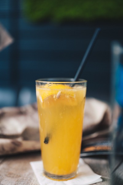 鲜榨橙汁玻璃杯图片 怎么做鲜榨橙汁果汁才好喝