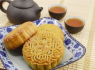 中秋月饼配茶图片 中秋吃月饼赏月图