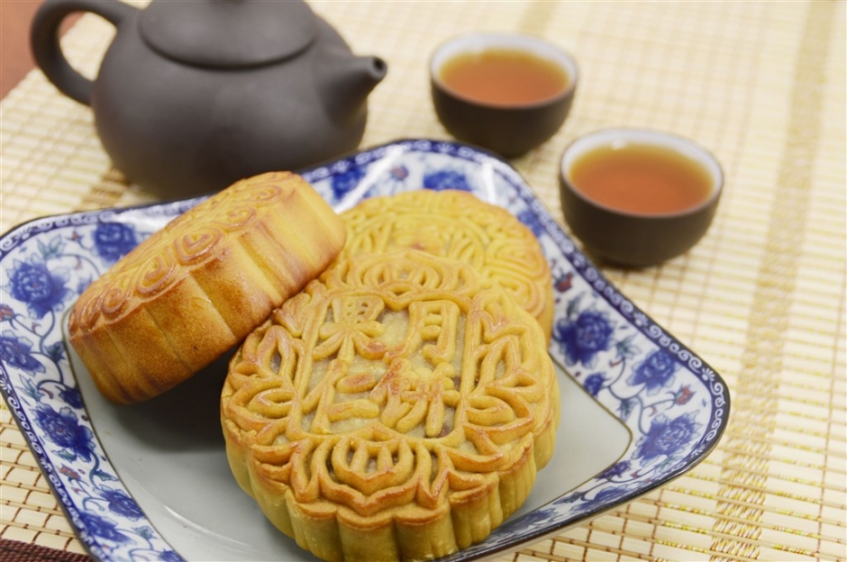 中秋月饼配茶图片 中秋吃月饼赏月图