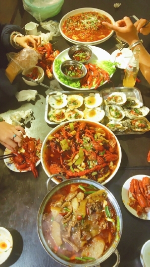 晚上美食诱人的图片 夜晚的美食图片
